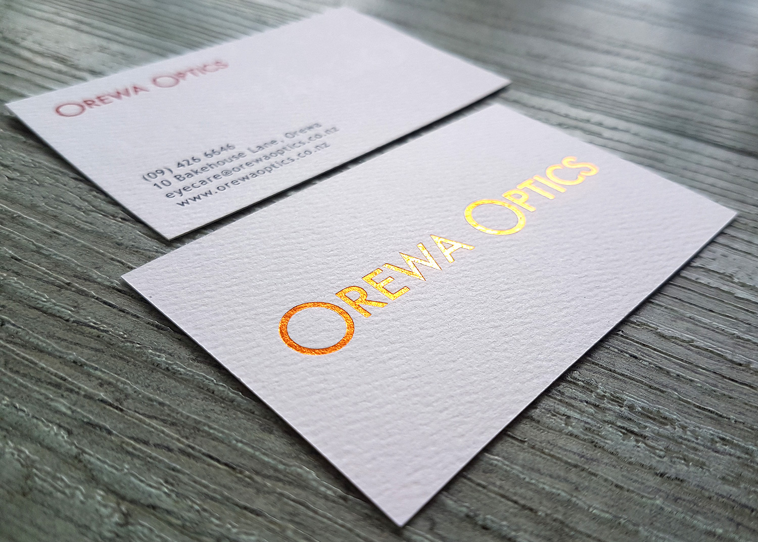 我可以在名片中加入 QR 碼嗎? 可以。只要把裝置中的 CR 碼圖案上傳到名片設計上,再依照需要調整大小、版面和邊框即可。